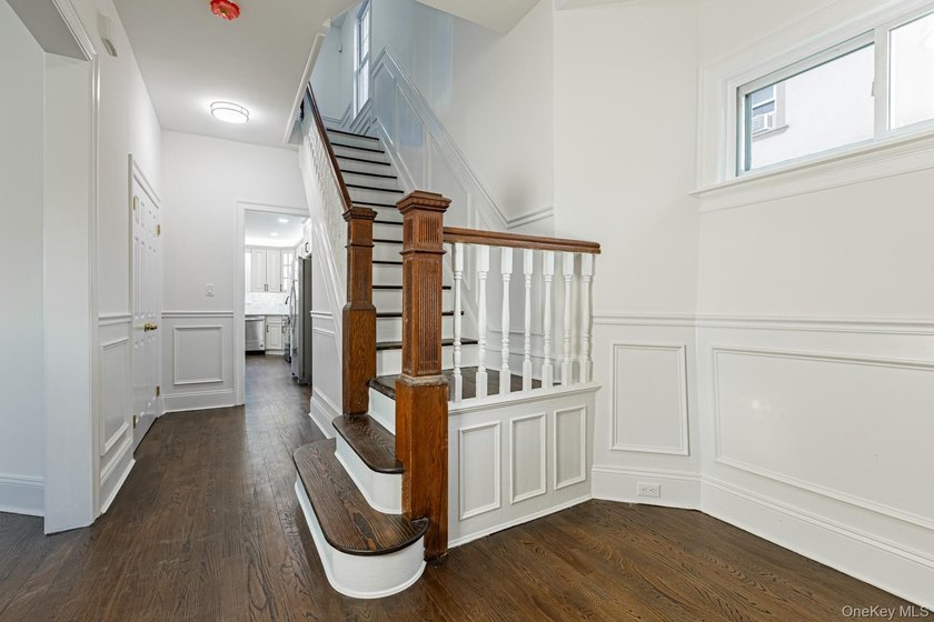 Welcome to this beautifully maintained 3-bedroom, 3-bath - photo 3