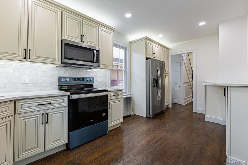 Welcome to this beautifully maintained 3-bedroom, 3-bath - photo 8