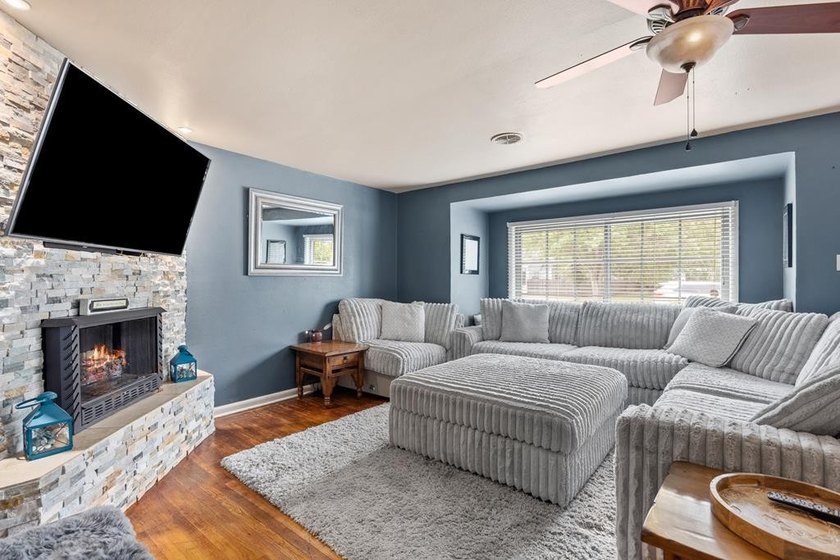 Charming cottage-style home on an oversized, fully fenced 0 - photo 3