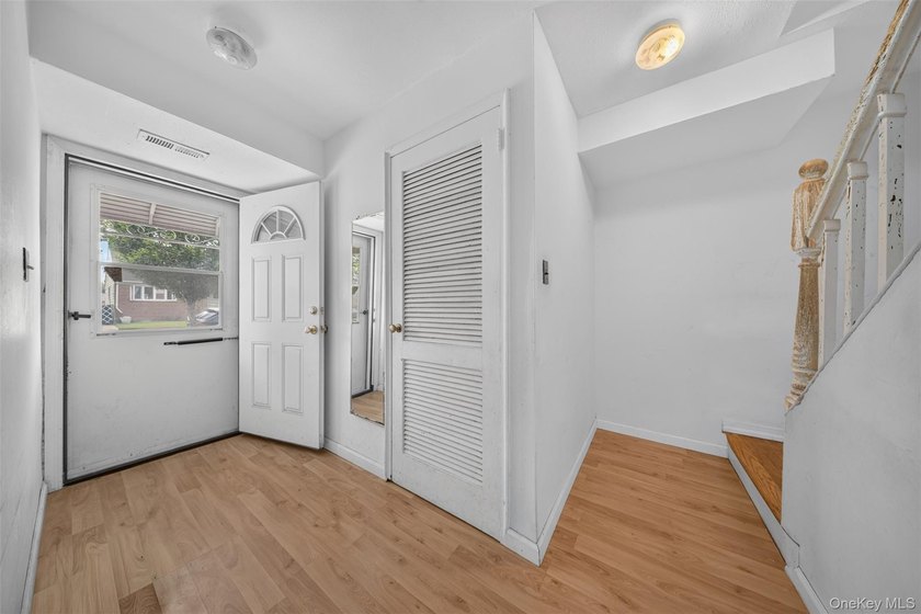 South facing all brick attached Colonial in Bayside offers a - photo 2