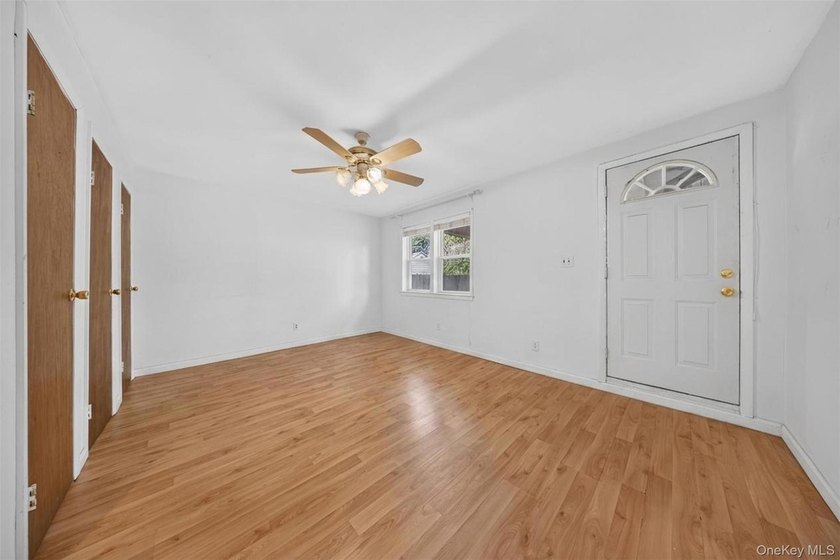 South facing all brick attached Colonial in Bayside offers a - photo 3