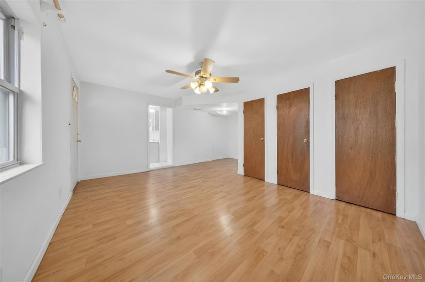 South facing all brick attached Colonial in Bayside offers a - photo 4