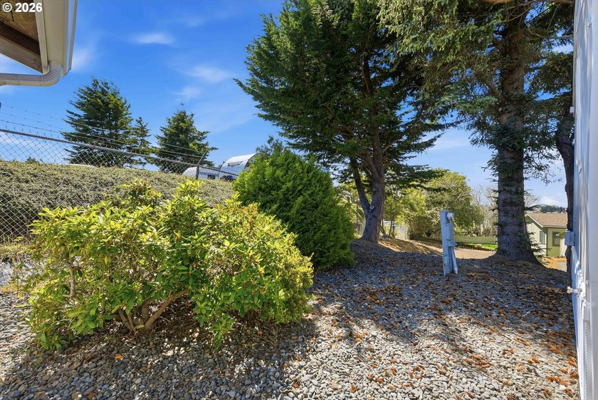 Beautifully updated home in a desirable all-age park! This - photo 16