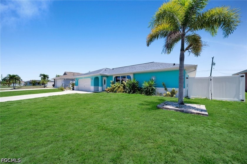 Beautiful pool home with a large backyard in Southwest Cape - photo 3