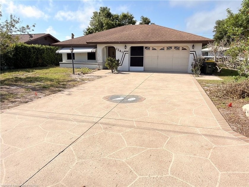 Beautiful canal-front home in a quiet neighborhood with access - photo 2