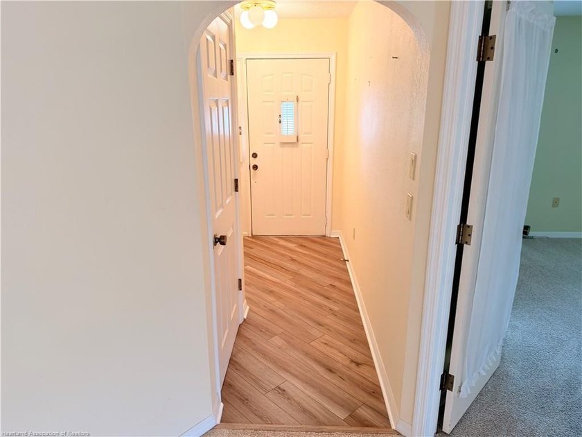 Beautiful canal-front home in a quiet neighborhood with access - photo 4