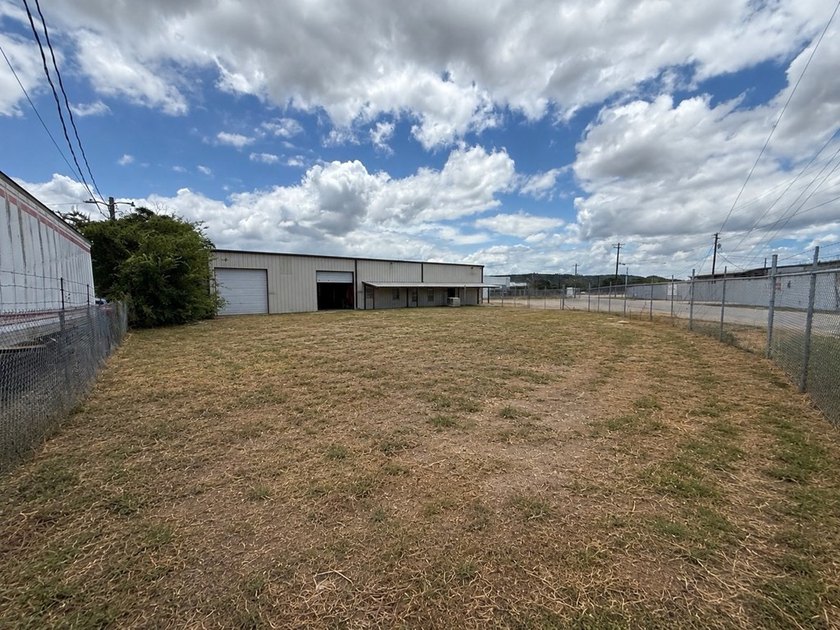 6000 F2 free-span, metal, insulated warehouse with 4 - 12' - photo 5