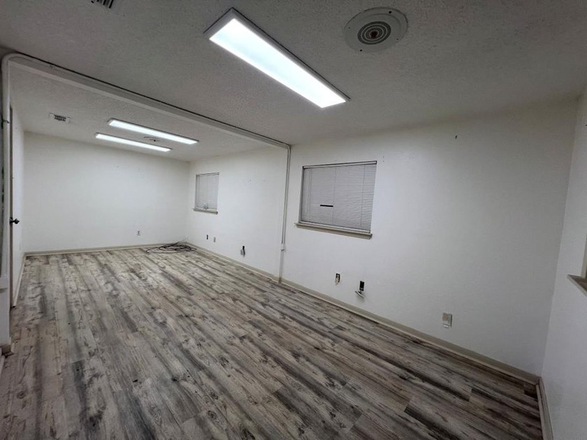 6000 F2 free-span, metal, insulated warehouse with 4 - 12' - photo 10