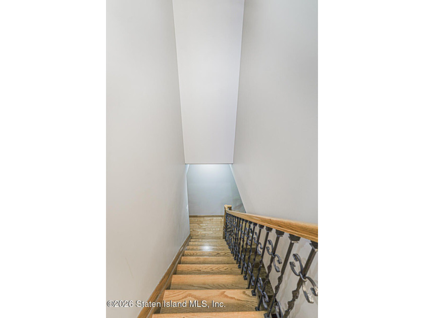 Welcome to 33 Linda Lane, a beautifully maintained multi-level - photo 24
