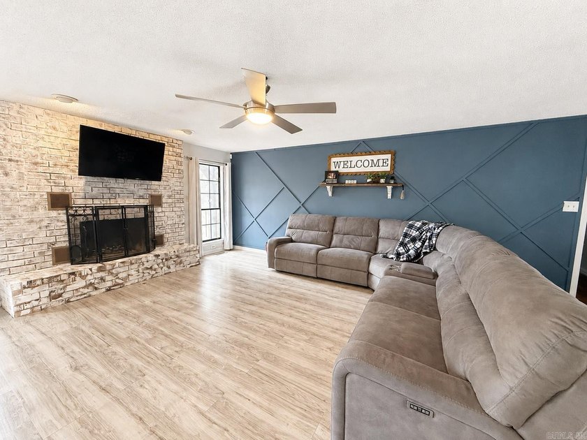 Welcome home to this beautifully updated 3 bedroom, 2 bath - photo 2