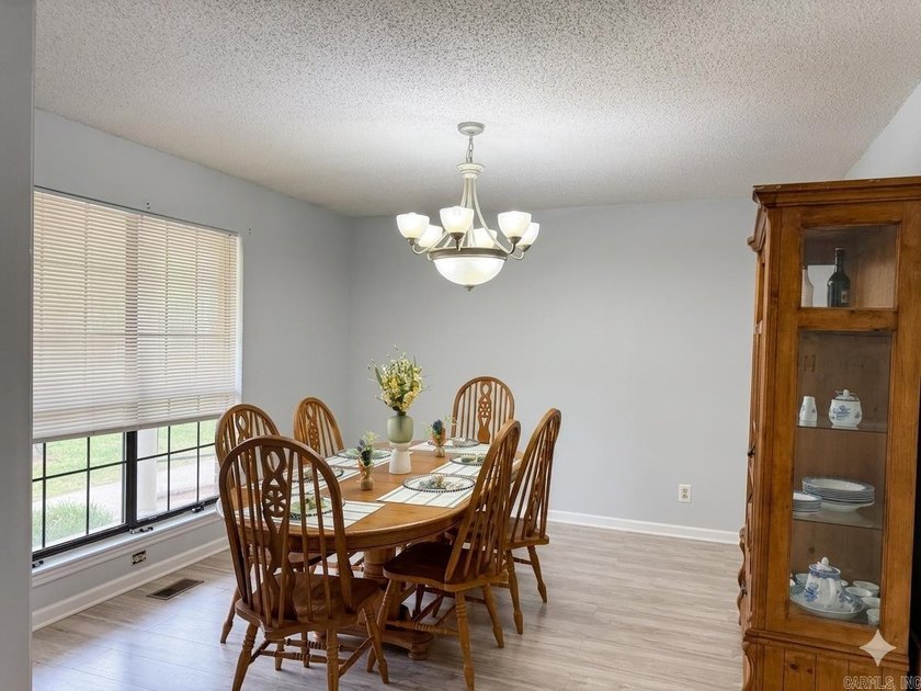 Welcome home to this beautifully updated 3 bedroom, 2 bath - photo 3