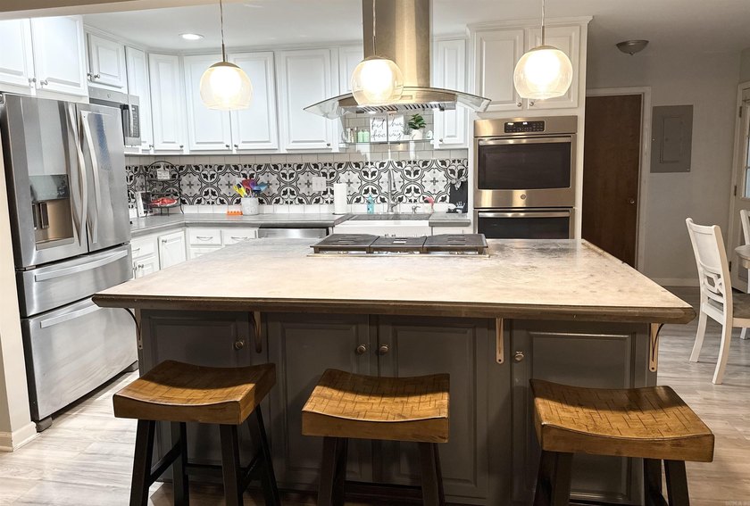 Welcome home to this beautifully updated 3 bedroom, 2 bath - photo 4