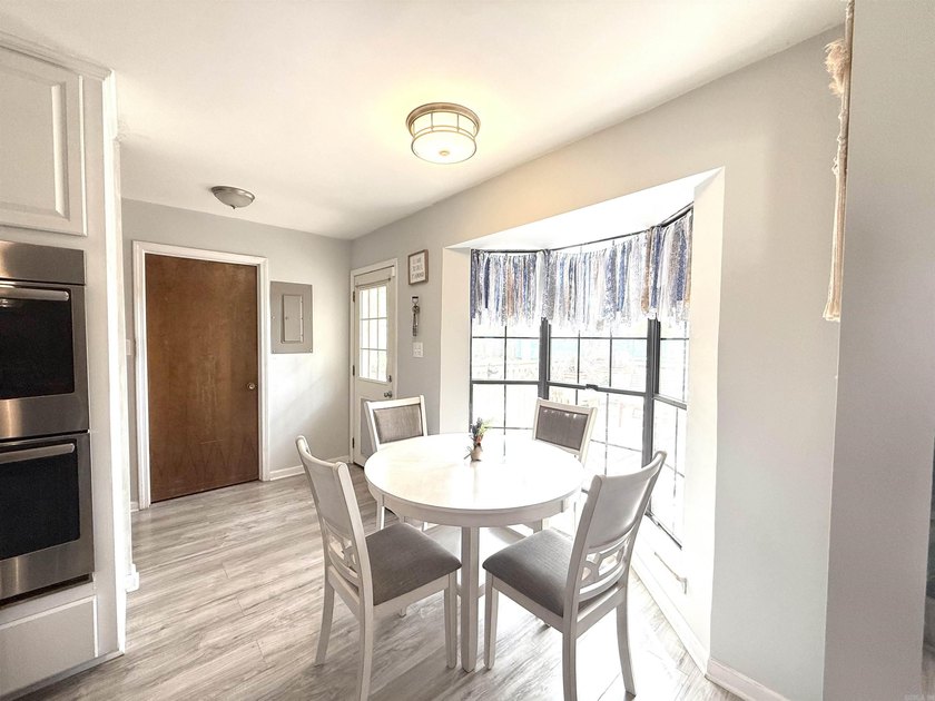 Welcome home to this beautifully updated 3 bedroom, 2 bath - photo 6