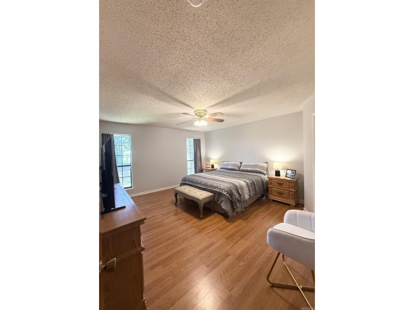 Welcome home to this beautifully updated 3 bedroom, 2 bath - photo 7