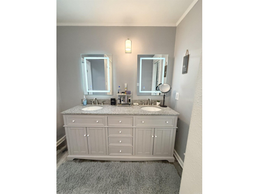 Welcome home to this beautifully updated 3 bedroom, 2 bath - photo 10