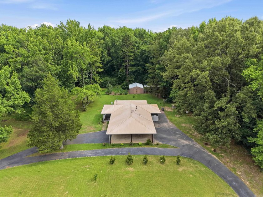 Super Cute Home only 3 miles from Shiloh Marina, sits on 3 level - photo 2