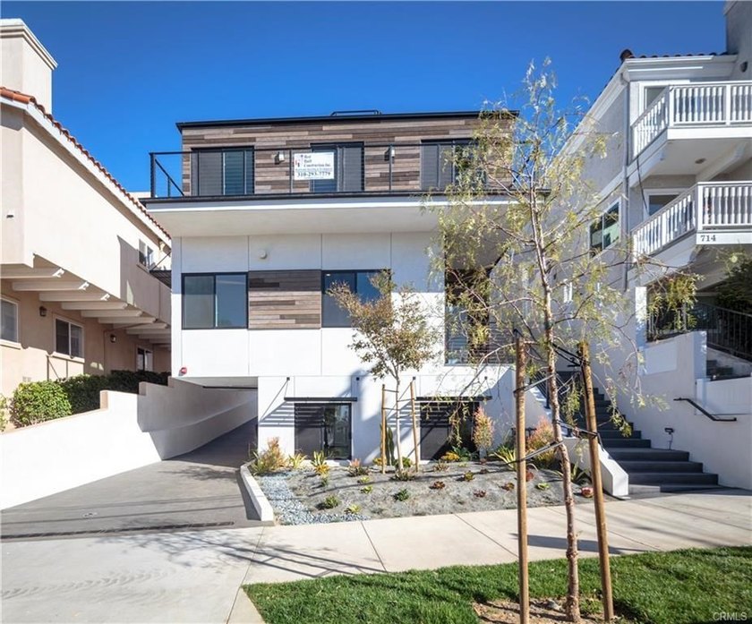 Newer Detached CONTEMPORARY STYLE OCEAN VIEW Town Home! - photo 2