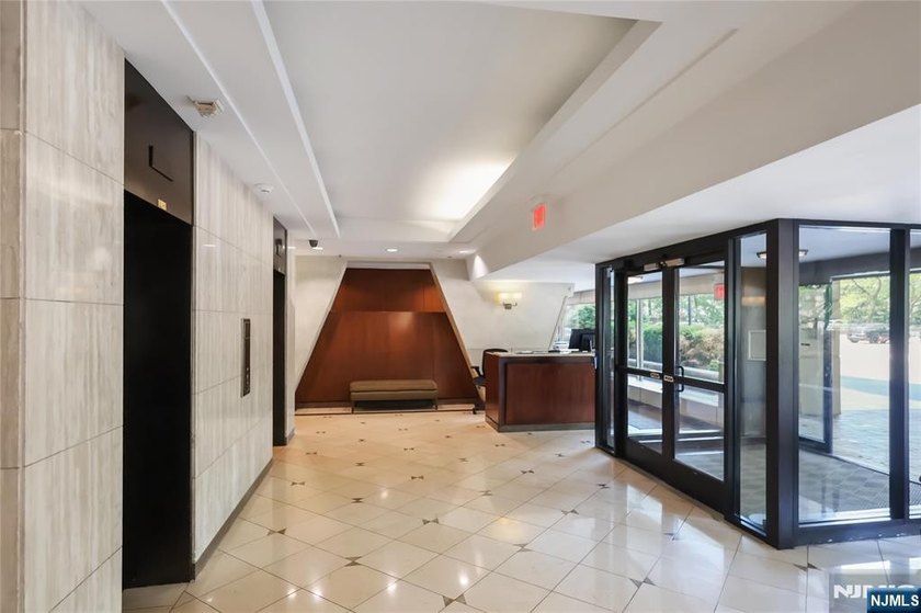 Corner end unit! Spacious two-bedroom, two-bathroom residence in - photo 2