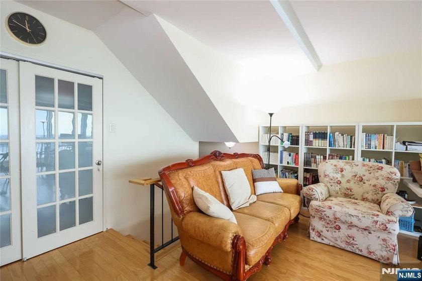 Corner end unit! Spacious two-bedroom, two-bathroom residence in - photo 3