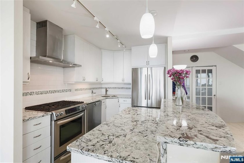 Corner end unit! Spacious two-bedroom, two-bathroom residence in - photo 7