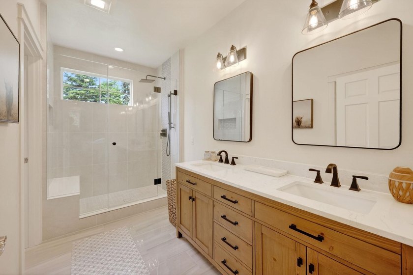 A Truly exceptional, fully reimagined home where modern luxury - photo 27