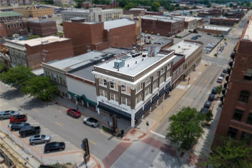 Exceptional opportunity to own a distinguished multi-story - photo 7