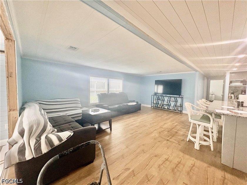 Beautifully updated 2-bedroom, 2-bath manufactured home in - photo 8