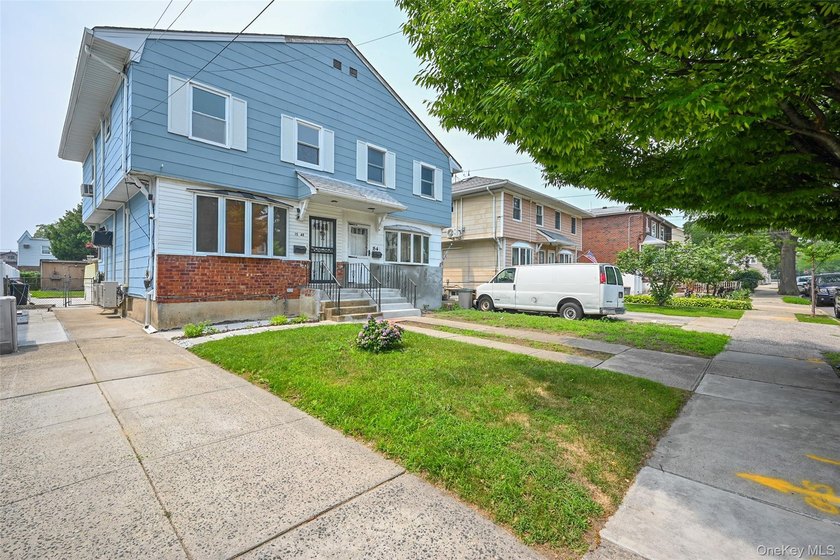 Welcome to this beautifully updated semi-detached single-family - photo 2