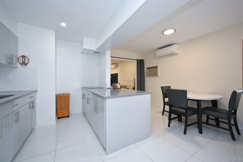 Welcome to this beautifully updated semi-detached single-family - photo 7