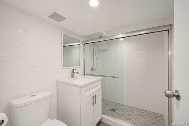 Welcome to this beautifully updated semi-detached single-family - photo 9