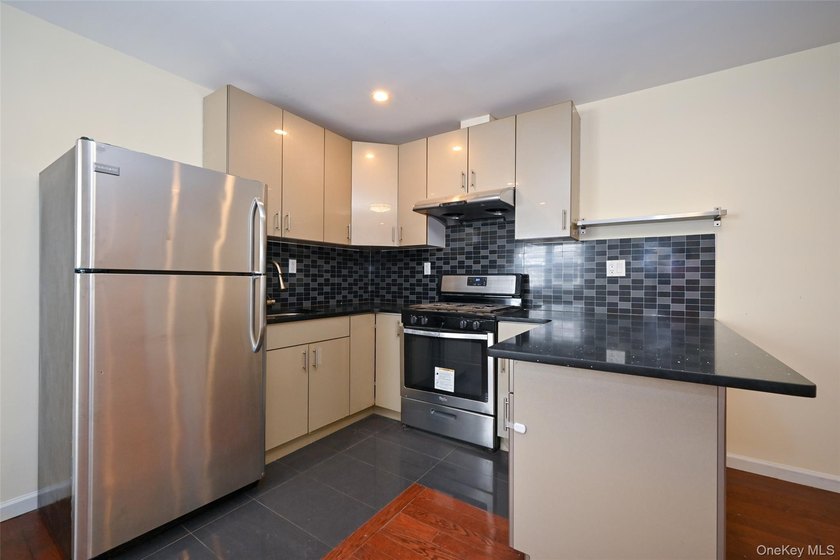 This charming home features 3 bedrooms and 2 full bathrooms - photo 6