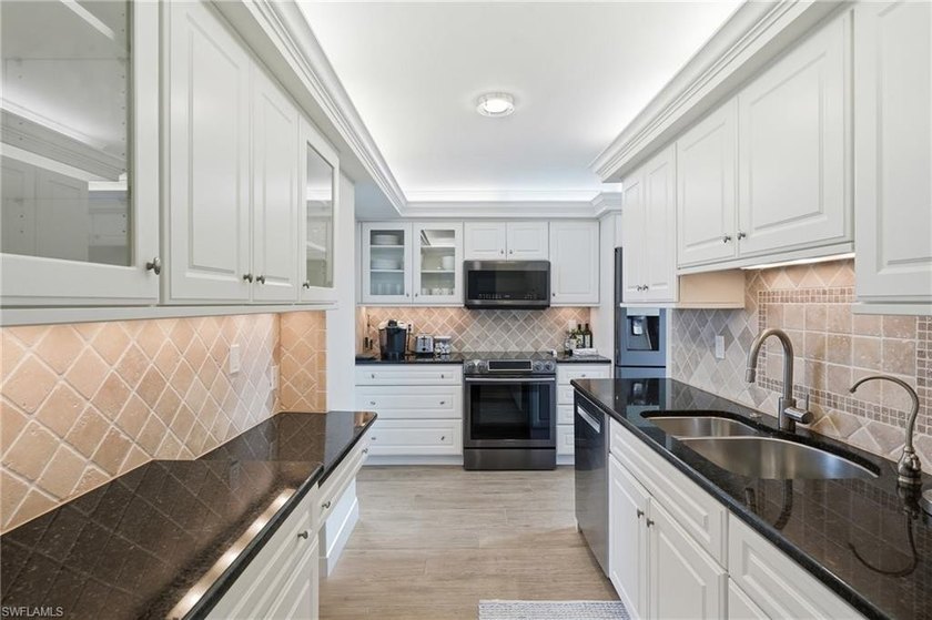 Rarely available, highly sought after 15th-floor corner end unit - photo 9