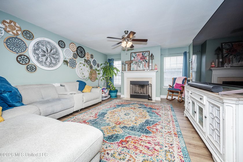 Beautiful two-story home offering 3 bedrooms, 2.5 bathrooms and - photo 11