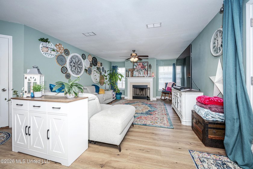 Beautiful two-story home offering 3 bedrooms, 2.5 bathrooms and - photo 12