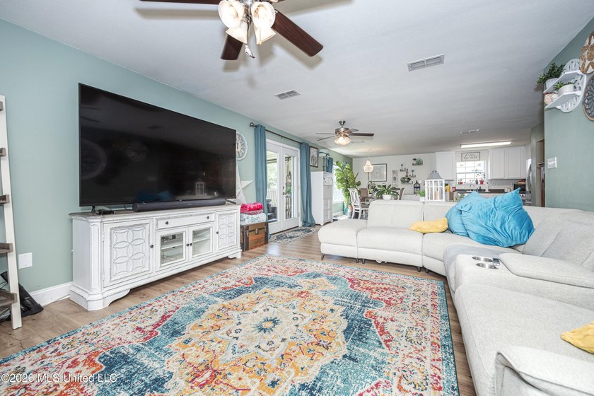 Beautiful two-story home offering 3 bedrooms, 2.5 bathrooms and - photo 14