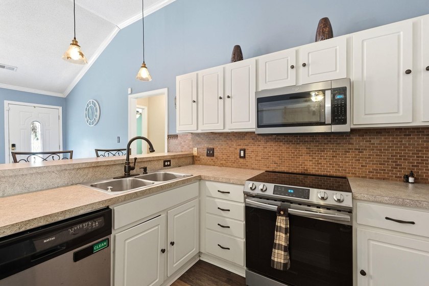 Located in the heart of Conway, this charming 4 bedroom, 2 and 1 - photo 15