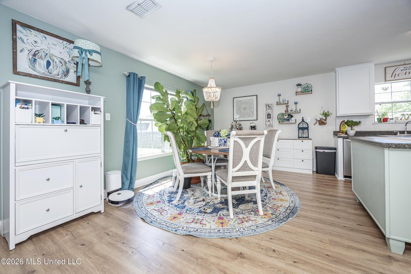 Beautiful two-story home offering 3 bedrooms, 2.5 bathrooms and - photo 15