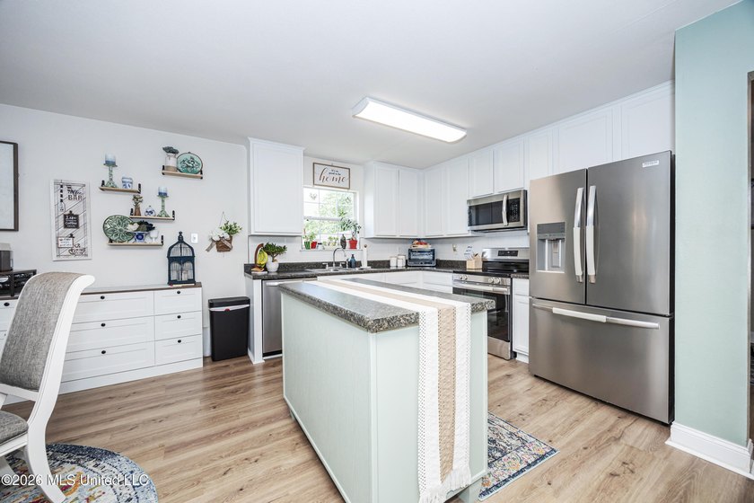 Beautiful two-story home offering 3 bedrooms, 2.5 bathrooms and - photo 16
