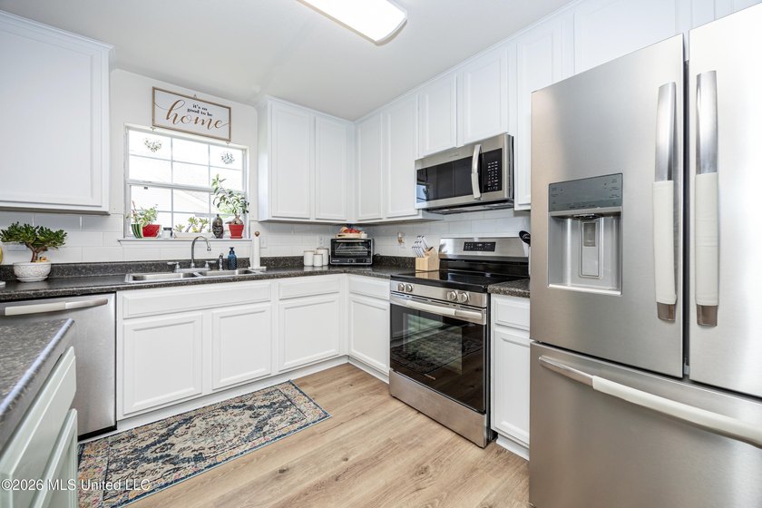 Beautiful two-story home offering 3 bedrooms, 2.5 bathrooms and - photo 17