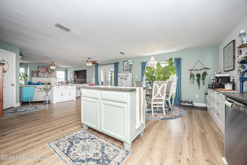 Beautiful two-story home offering 3 bedrooms, 2.5 bathrooms and - photo 19