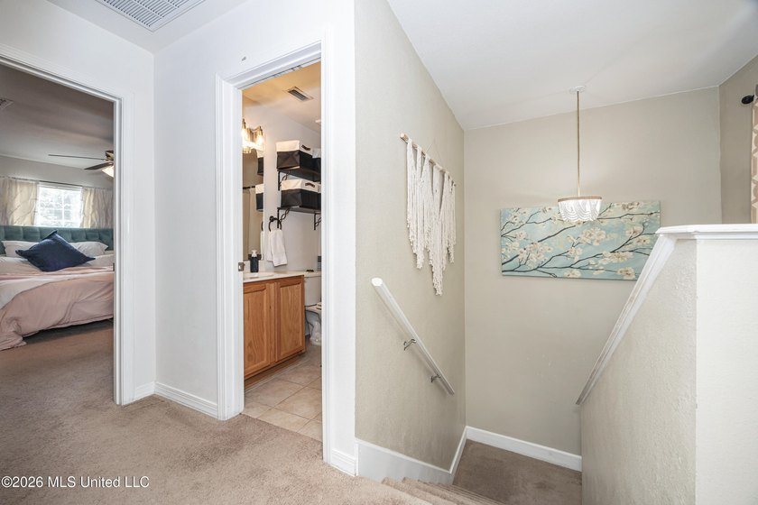 Beautiful two-story home offering 3 bedrooms, 2.5 bathrooms and - photo 23