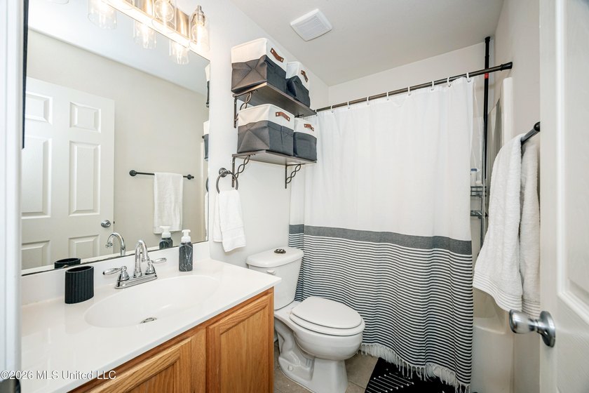 Beautiful two-story home offering 3 bedrooms, 2.5 bathrooms and - photo 24
