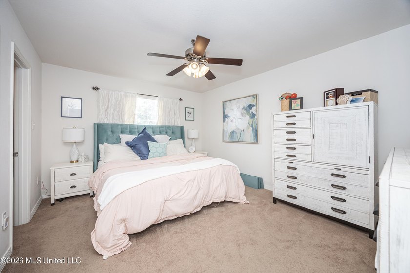 Beautiful two-story home offering 3 bedrooms, 2.5 bathrooms and - photo 26