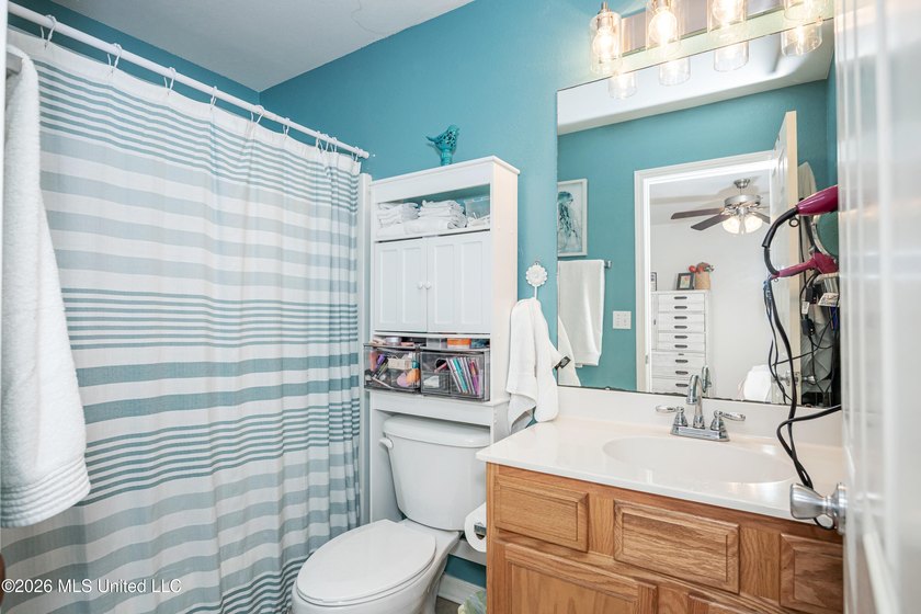 Beautiful two-story home offering 3 bedrooms, 2.5 bathrooms and - photo 27