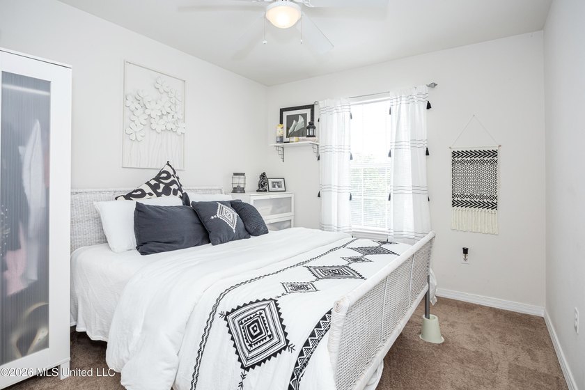 Beautiful two-story home offering 3 bedrooms, 2.5 bathrooms and - photo 28