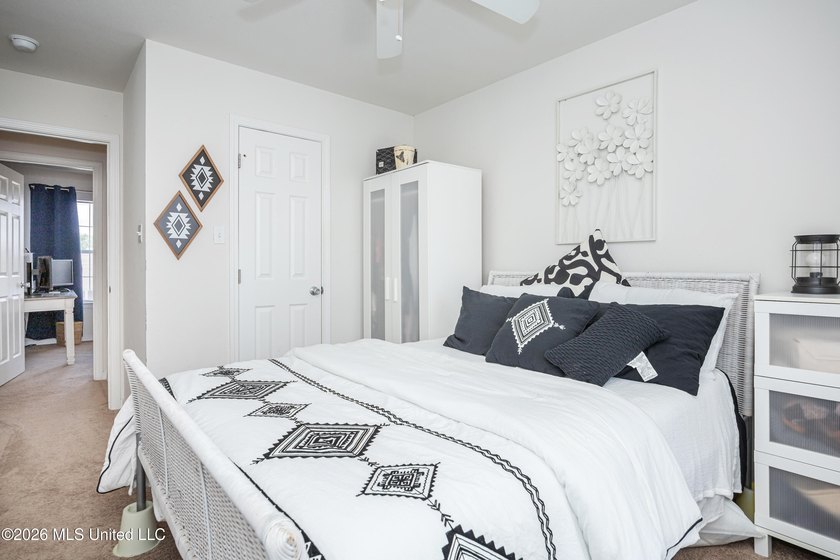 Beautiful two-story home offering 3 bedrooms, 2.5 bathrooms and - photo 29