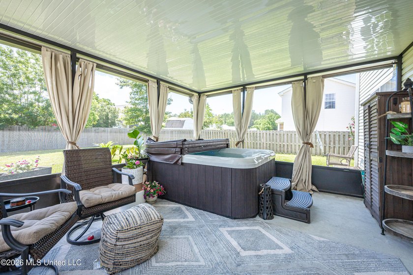 Beautiful two-story home offering 3 bedrooms, 2.5 bathrooms and - photo 33