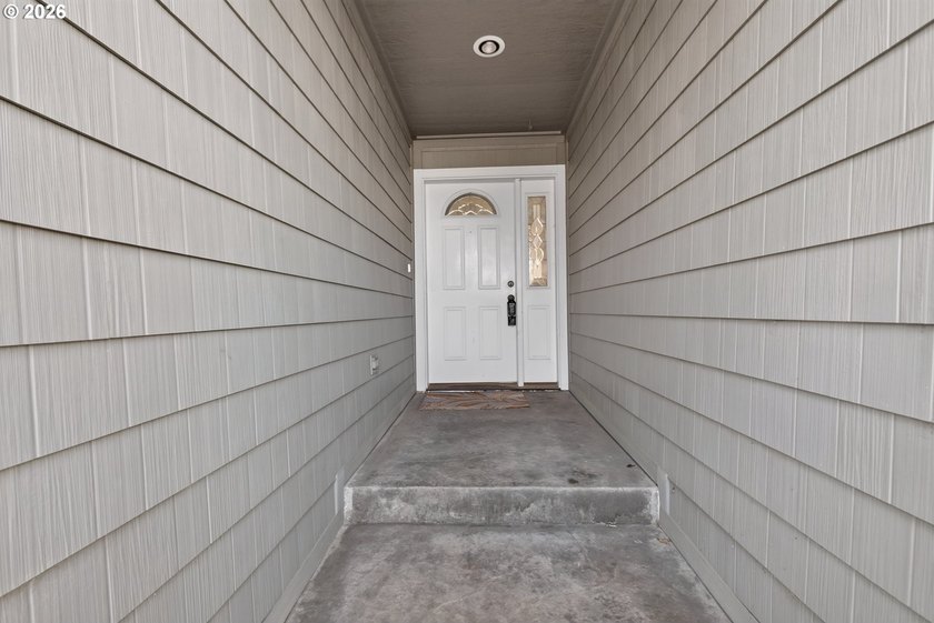 Welcome to this pristine 3-bedroom, 2-bath home located in one - photo 4