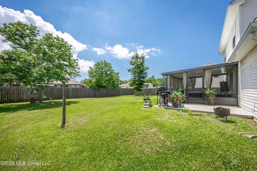 Beautiful two-story home offering 3 bedrooms, 2.5 bathrooms and - photo 37