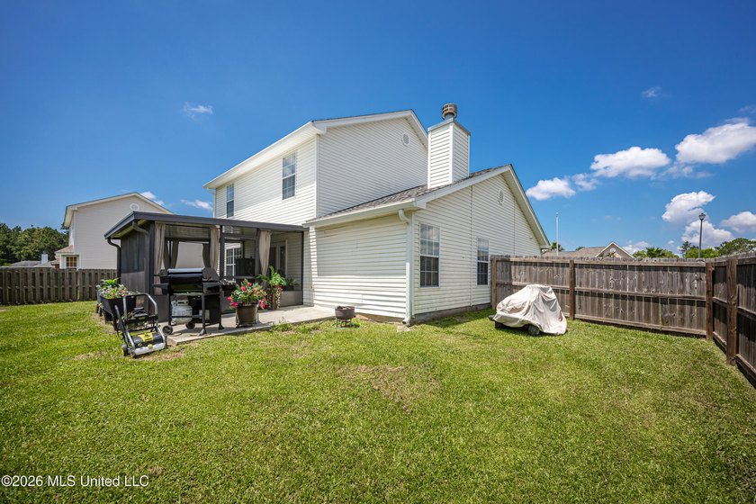 Beautiful two-story home offering 3 bedrooms, 2.5 bathrooms and - photo 38